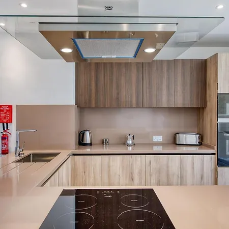 The Pender Lux Hub - 4br With Pool, Wifi & Ac By 360 Estates 别墅