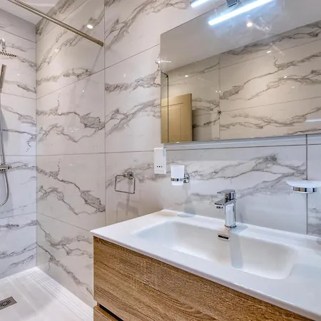 The Pender Lux Hub - 4br With Pool, Wifi & Ac By 360 Estates *