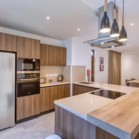 The Pender Lux Hub - 4br With Pool, Wifi & Ac By 360 Estates