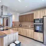 The Pender Lux Hub - 4br With Pool, Wifi & Ac By 360 Estates Villa *