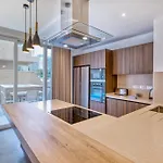 The Pender Lux Hub - 4br With Pool, Wifi & Ac By 360 Estates Villa