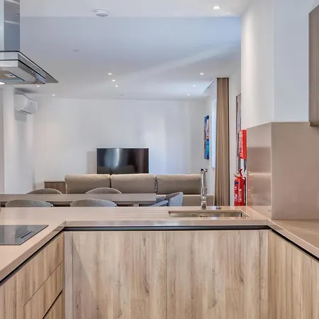 The Pender Lux Hub - 4br With Pool, Wifi & Ac By 360 Estates 빌라